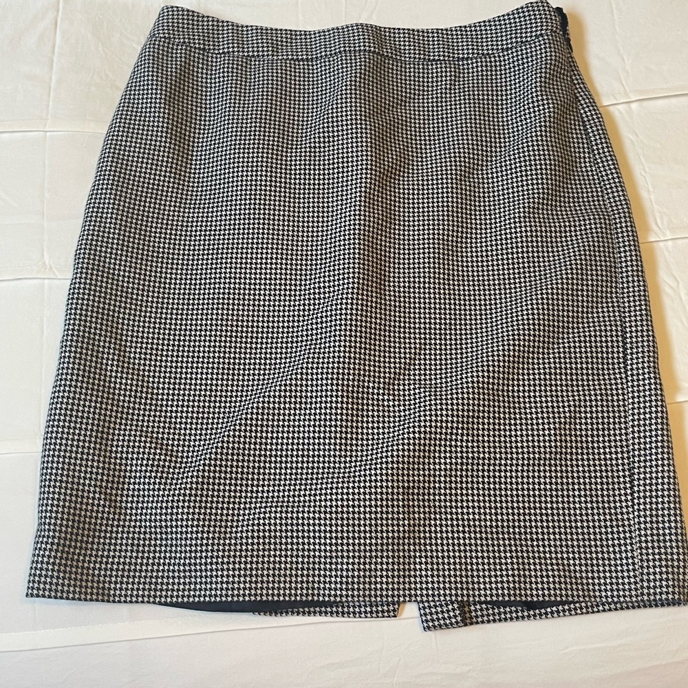 Nine West pencil skirt. Black and white checkered. Size 10. Used good condition.